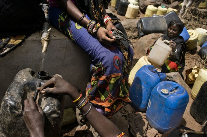 Women collecting water - © Giulio Napolitano