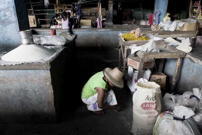 Market scene in Les Cayes, rising food prices in April 2008 triggered riots  - © Giulio Napolitano