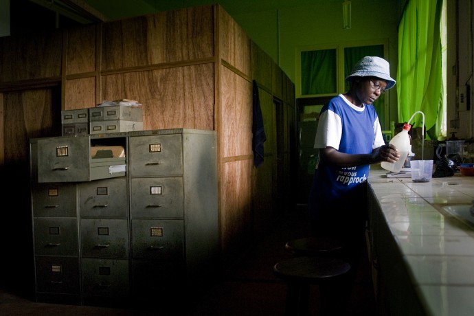 Germaine Vangu in the laboratory of the Research Center in Mvuazi, Bas-Congo - © Giulio Napolitano