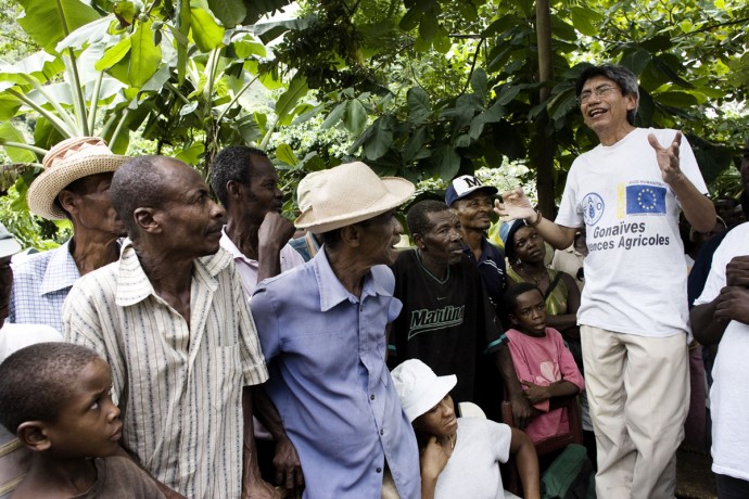 Javier Escobedo, FAO, explains to farmers from where the seeds came and how best to use them - © Giulio Napolitano