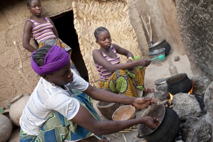 Making pottery, raising chickens is the only way to earn small amount for the coming lean period  - © Giulio Napolitano