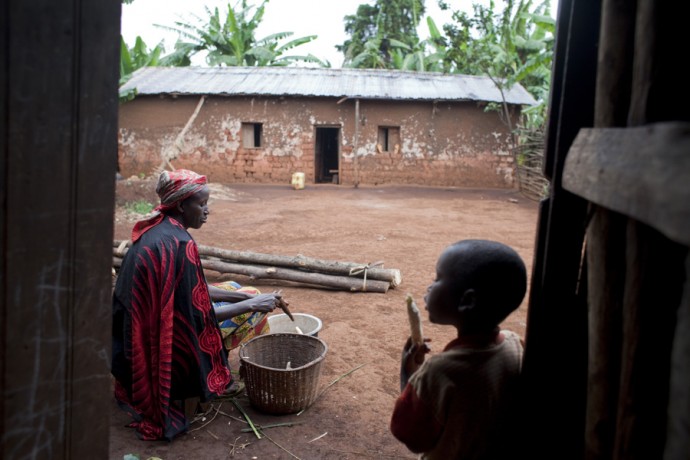 Diner, cleaning cassava roots  - © Giulio Napolitano