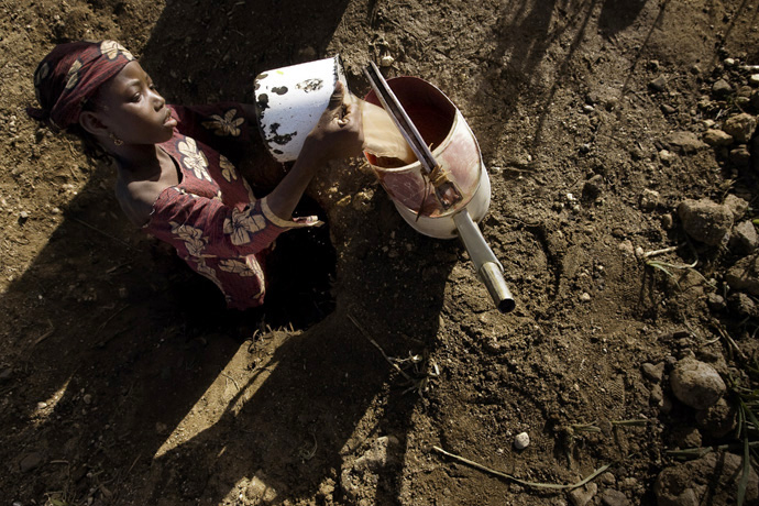 A young girl harvesting water from a well, Kirari, Niger  - © Giulio Napolitano