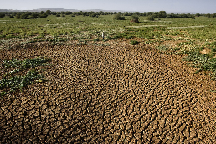The dryness of the Ibohhamane dam 600 Km from Niamey - © Giulio Napolitano