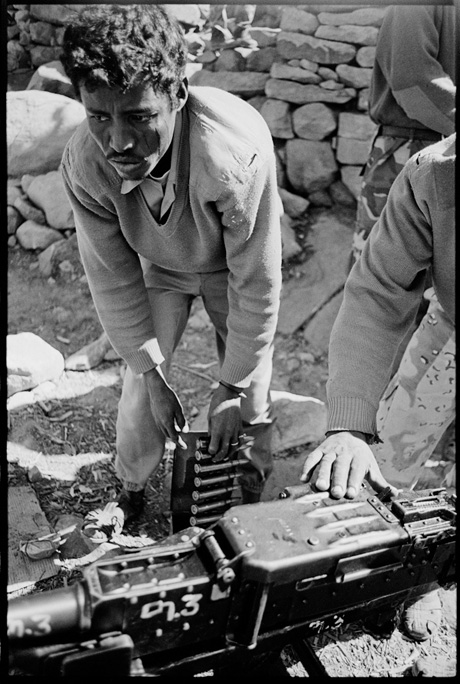 Eritrean soldiers charging a heavy machine gun - © Giulio Napolitano