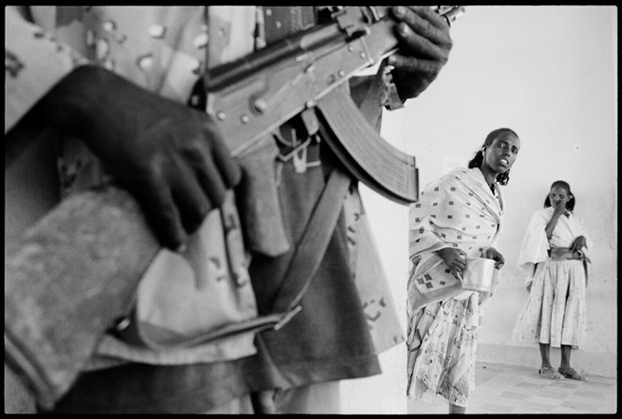 Women and soldier in Adi-Quala hospital - © Giulio Napolitano